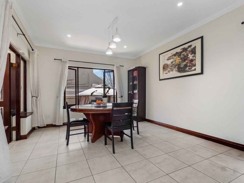A BRIGHT AND SPACIOUS DOUBLE-STOREY DELIGHT IN A FABULOUS LOCATION - Photo 6
