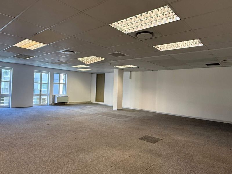 204m2 Premium canal-facing office with balcony in a prestigious business location - Photo 2