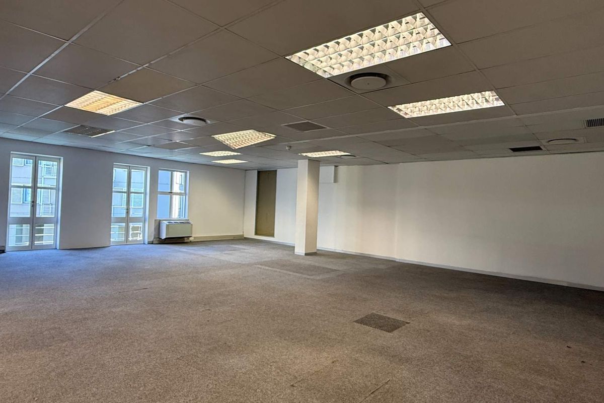 204m2 Premium canal-facing office with balcony in a prestigious business location - Photo 2
