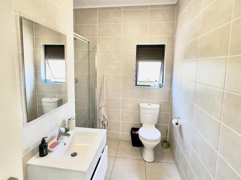 Discover Elegance: Stunning Apartment in Sandton - Photo 8