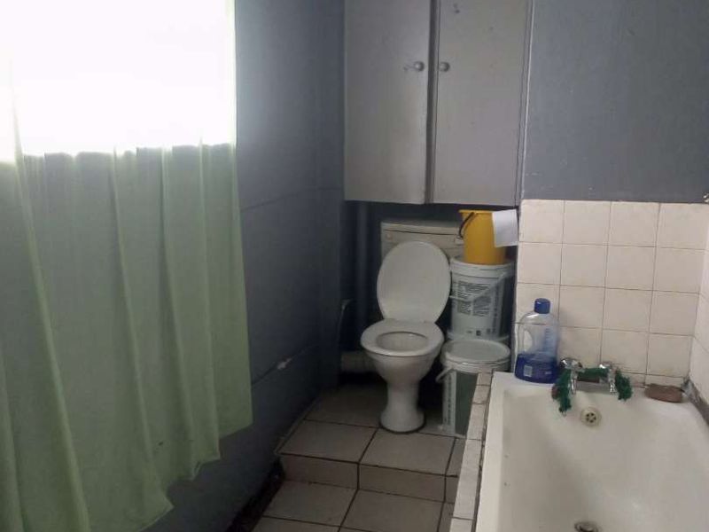 A spacious 1,5 bedroom apartment in Pretoria West is now for sale. - Photo 6