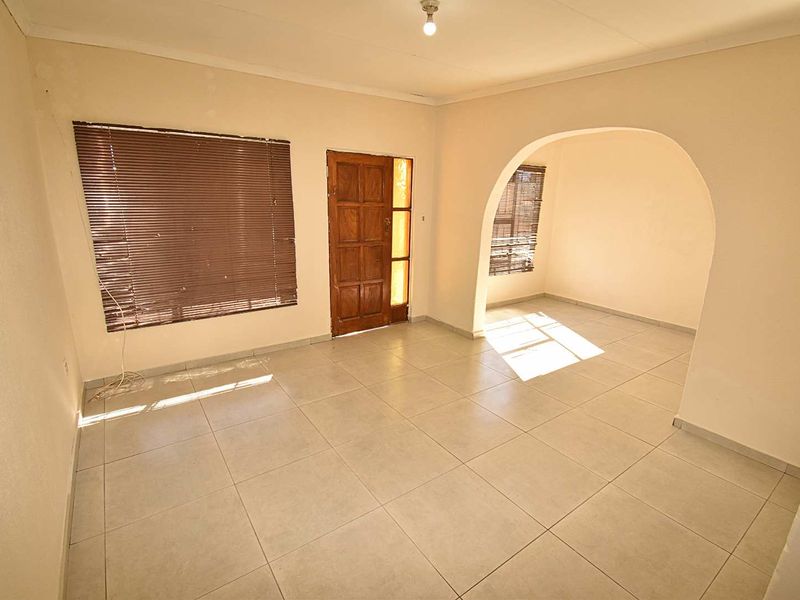 Large Family Home - Photo 7