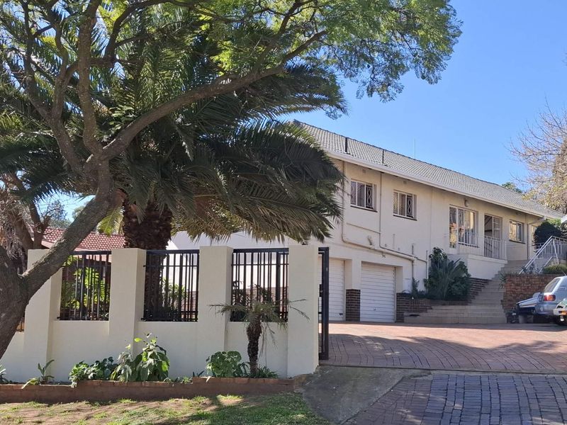 SPACIOUS FAMILY HOME WITH POOL, VIEWS AND POTENTIAL FLATLET - Photo 4