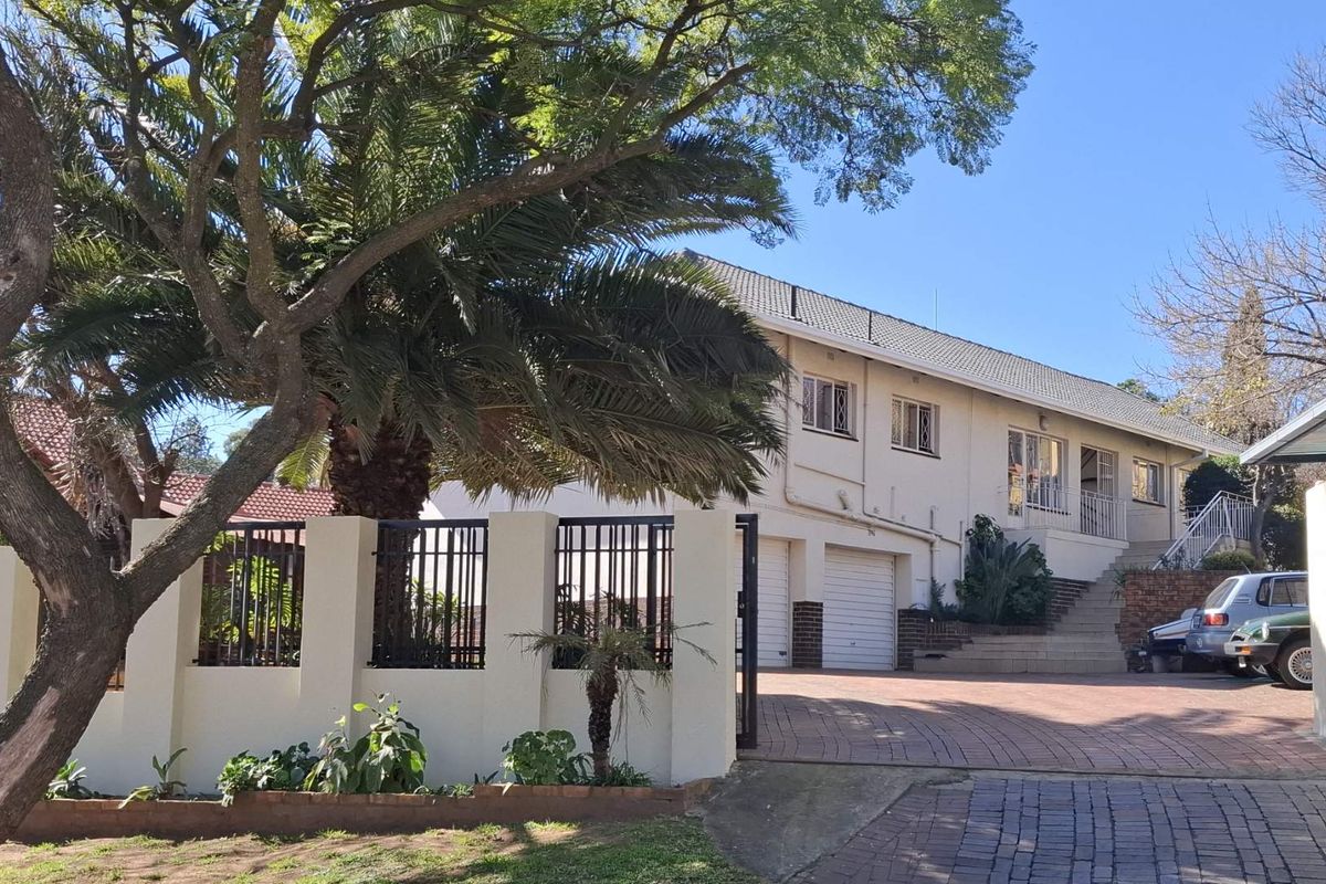 SPACIOUS FAMILY HOME WITH POOL, VIEWS AND POTENTIAL FLATLET - Photo 4