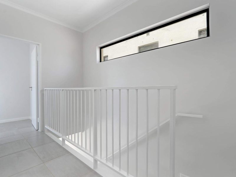 Spacious three bedroom townhouse with Double garage - Photo 8