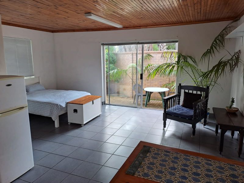 Studio Flat to rent in Summerstrand - Photo 1