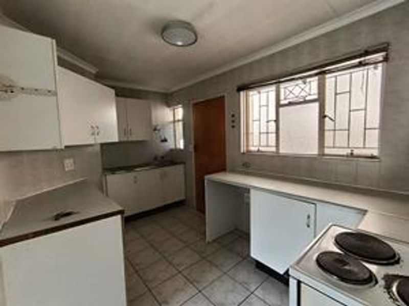 SUNNY 2 BEDROOM TOWNHOUSE - Photo 10