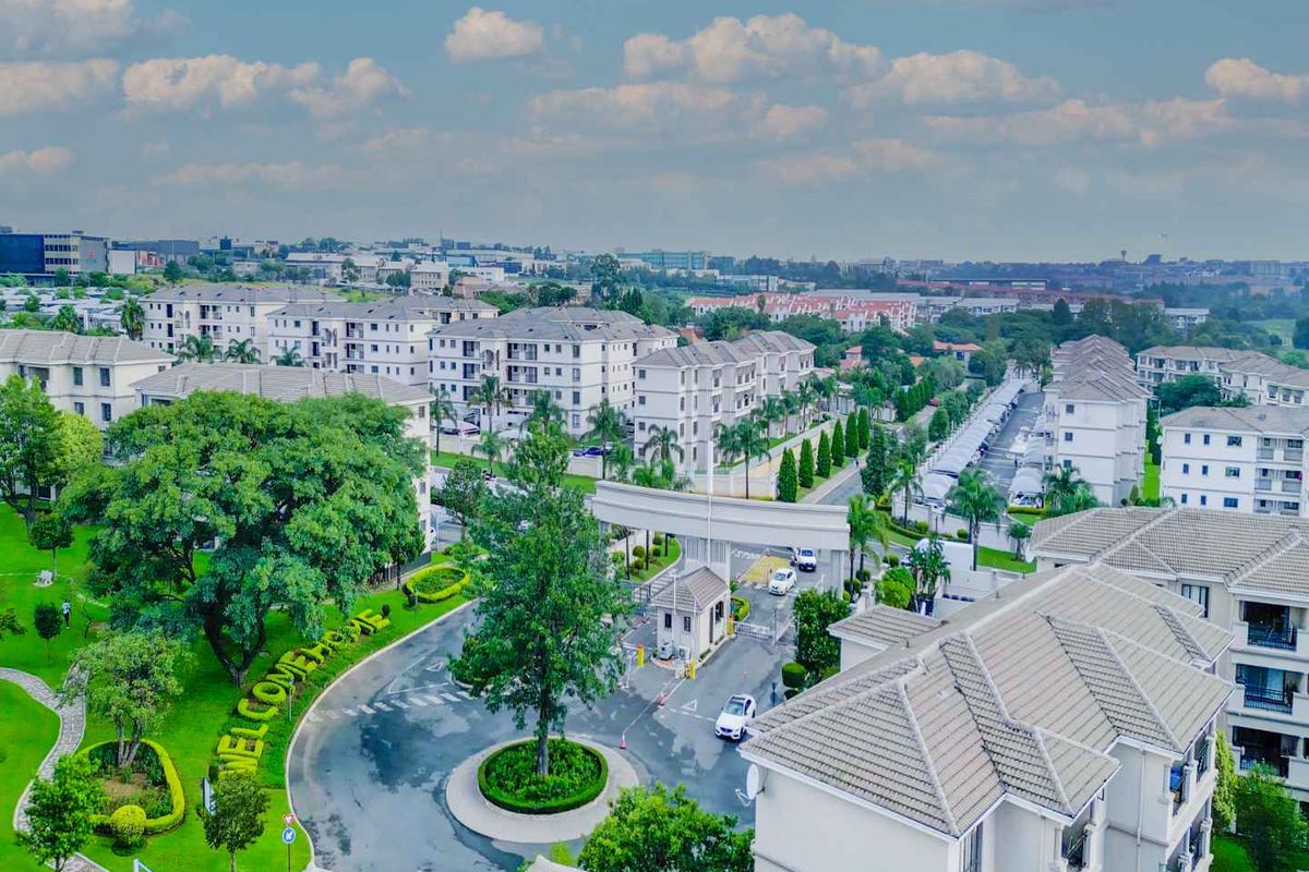 Luxury 1-Bedroom Apartment for Sale in Phoenix View Estate, Midrand - Photo 2