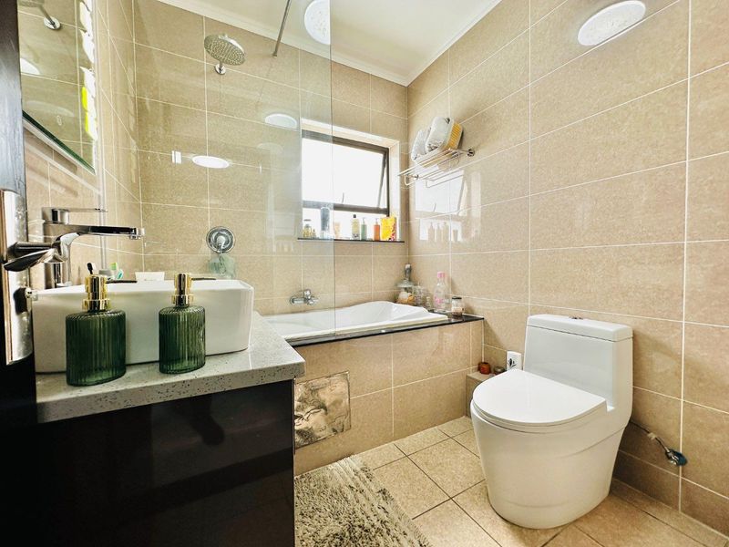 1 Bedroom Apartment in Fourways - Photo 8