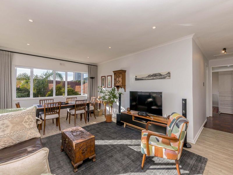 Sunny Top-Floor Corner Apartment with Lock-Up Garage - Photo 7