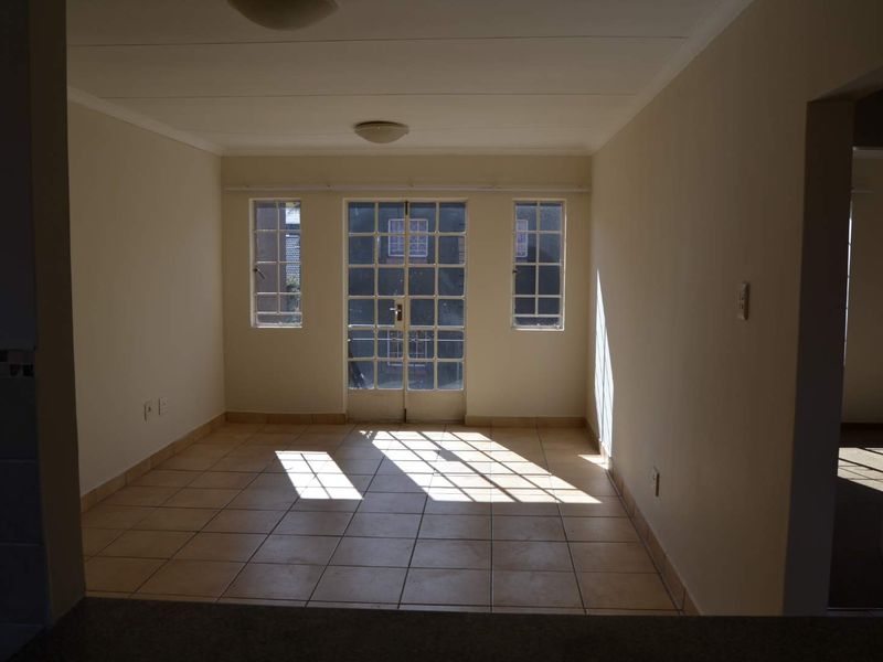 Charming 2-Bedroom Townhouse Perfect for First-Time Buyers and Investors - Photo 4