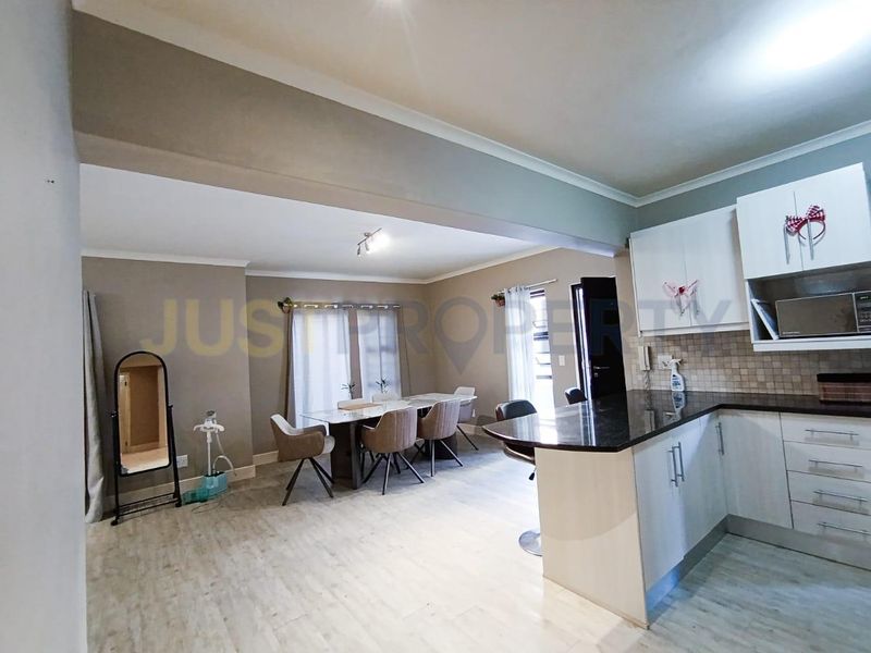 Townhouse for Sale - Photo 2