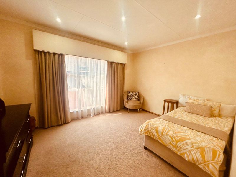 Luxurious 7 bed house for sale in Vryheid - Photo 3