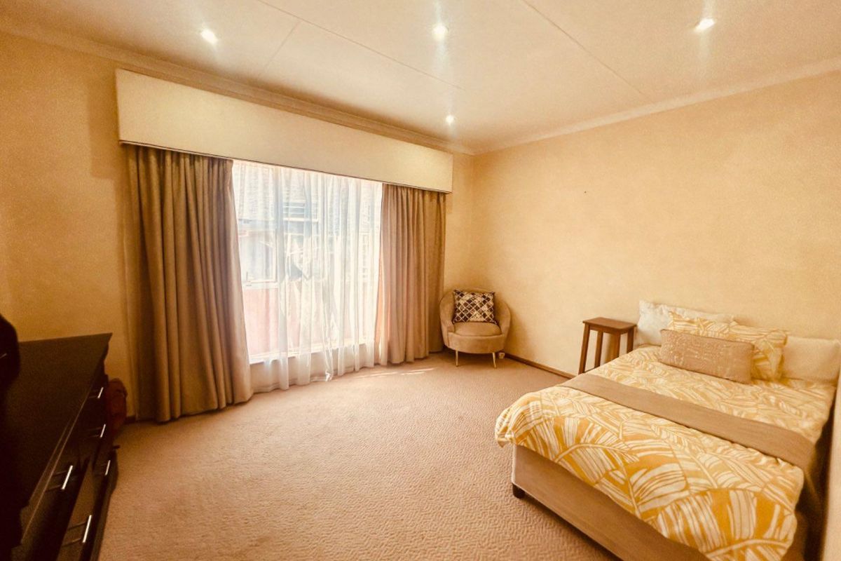 Luxurious 7 bed house for sale in Vryheid - Photo 3