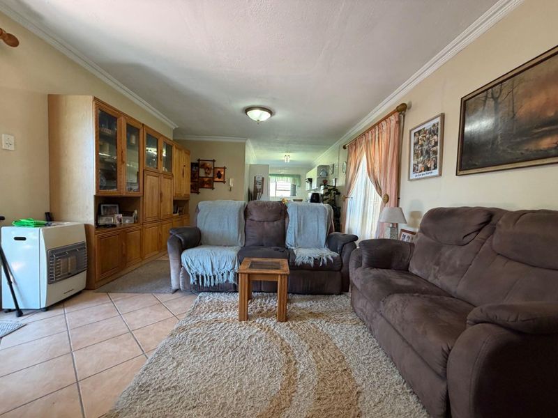 Charming 3-Bedroom Townhouse in Sought-After Randhart, Alberton - Photo 3