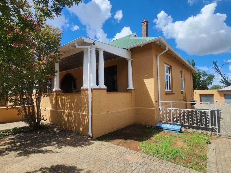 Epitome of Grace and Grandeur - Photo 2