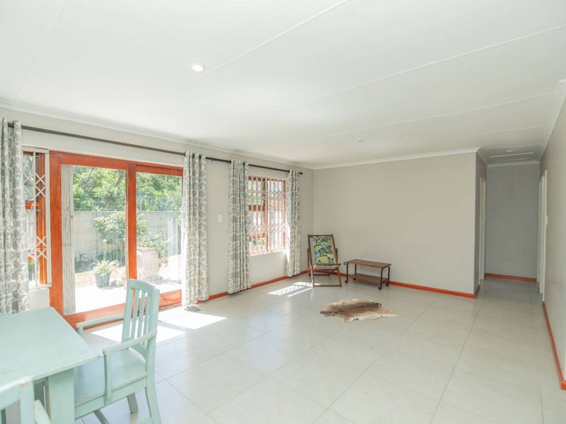 Spacious and Warm - Photo 2