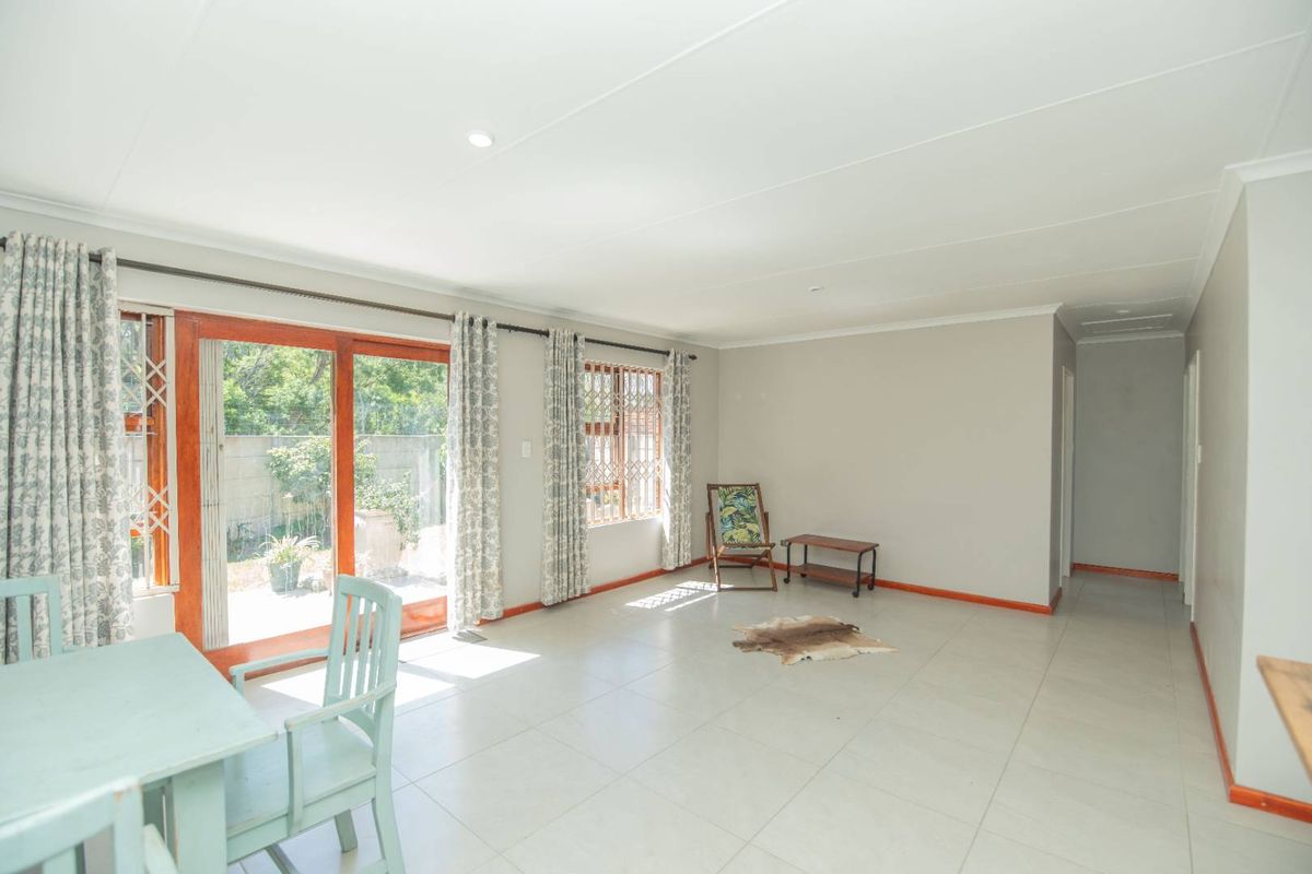 Spacious and Warm - Photo 2