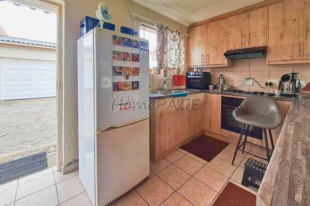 Meersig, Walvis Bay:  Quaint unit in Meersig Heights is for Sale - Photo 5