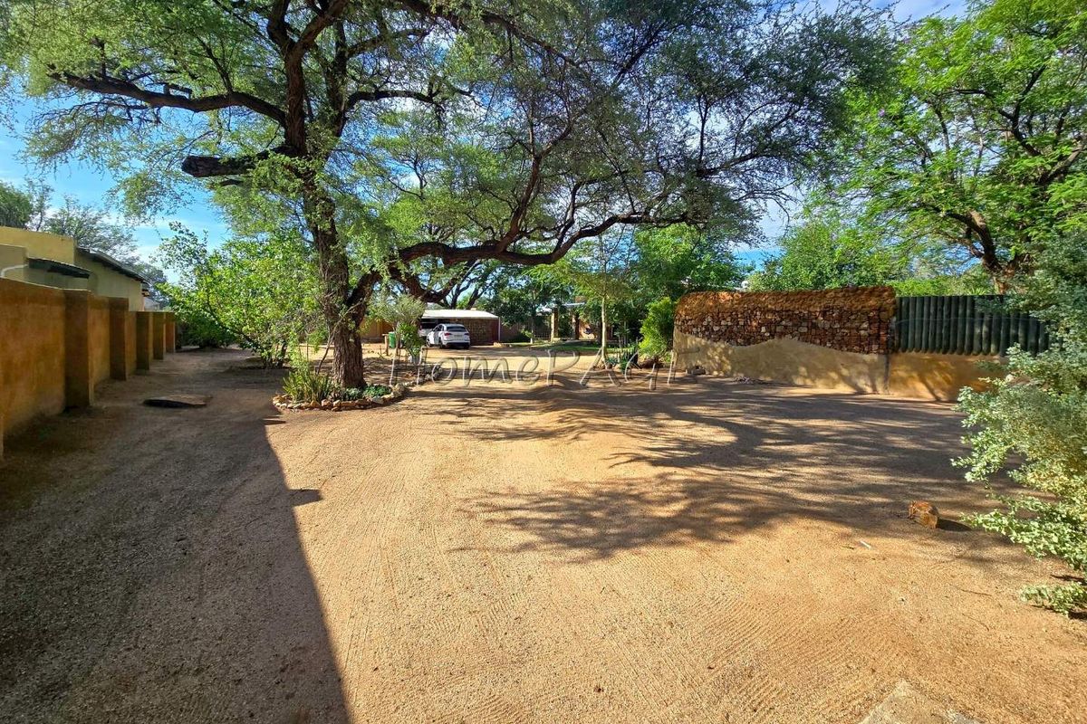 Omaruru:  Quaint Cottage Style 3 Bedr home is for sale - Photo 2