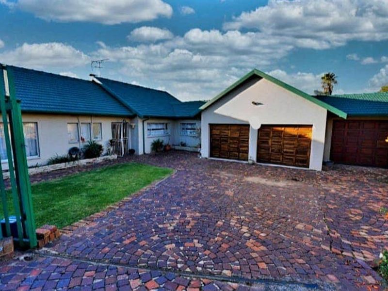 Stunning 4 Bedroom family home in Weltevredenpark - Photo 1