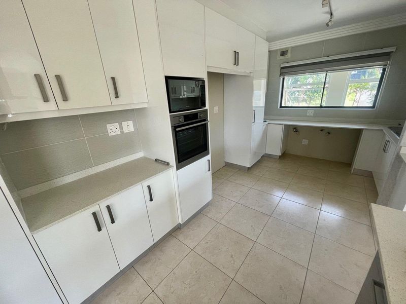 Hendra - Spacious 3-Bedroom Apartment with Sea Views in Umhlanga - Photo 4