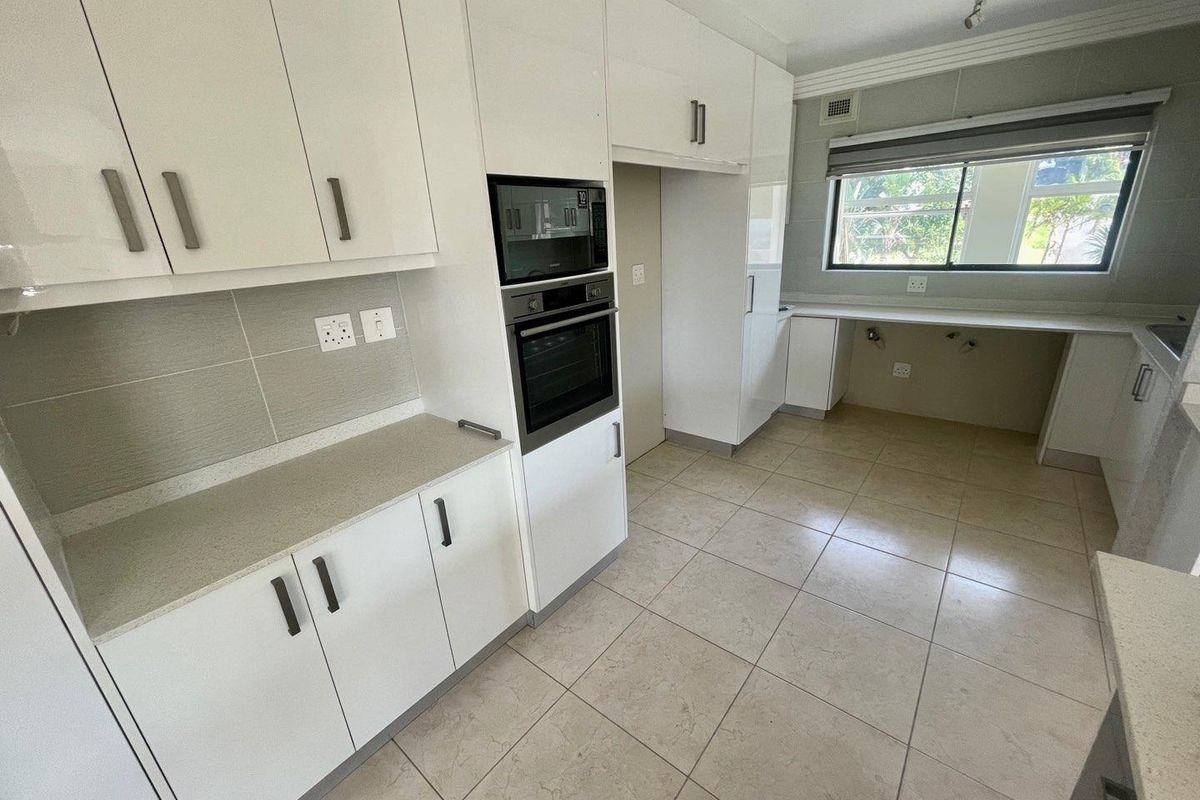 Hendra - Spacious 3-Bedroom Apartment with Sea Views in Umhlanga - Photo 4