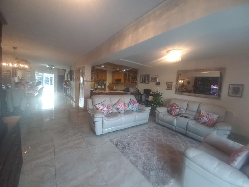 SPASCIOUS DUPLEX - Photo 9