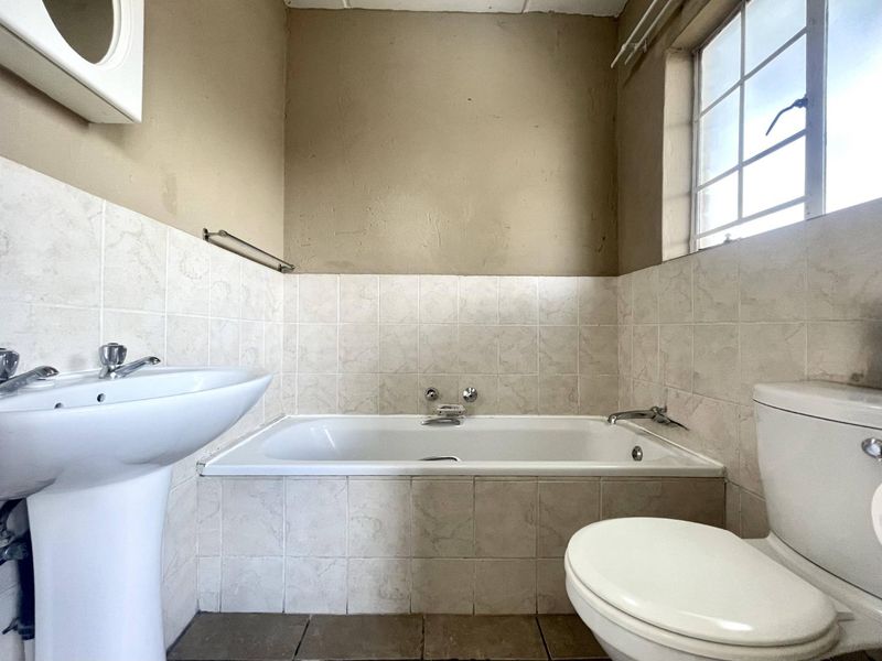 Lock-Up-&-Go Investment Gem in Established Estate | 2-Bed + Loft - Photo 7