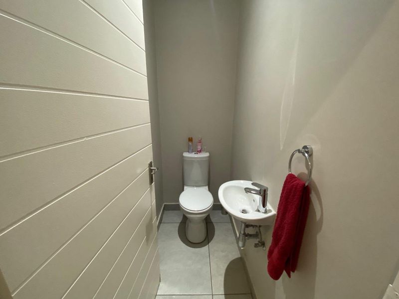 Spacious 3-Bedroom, 2-Bathroom Home with Double Garage and Private Garden - Photo 10