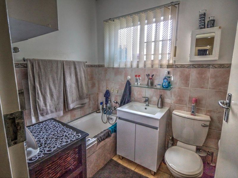 Neat Ground Floor Townhouse in Secure Boomed Area - Photo 8