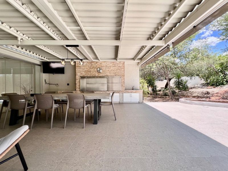 Luxury 4 Bedroom House For Sale in Klein Windhoek - Photo 4