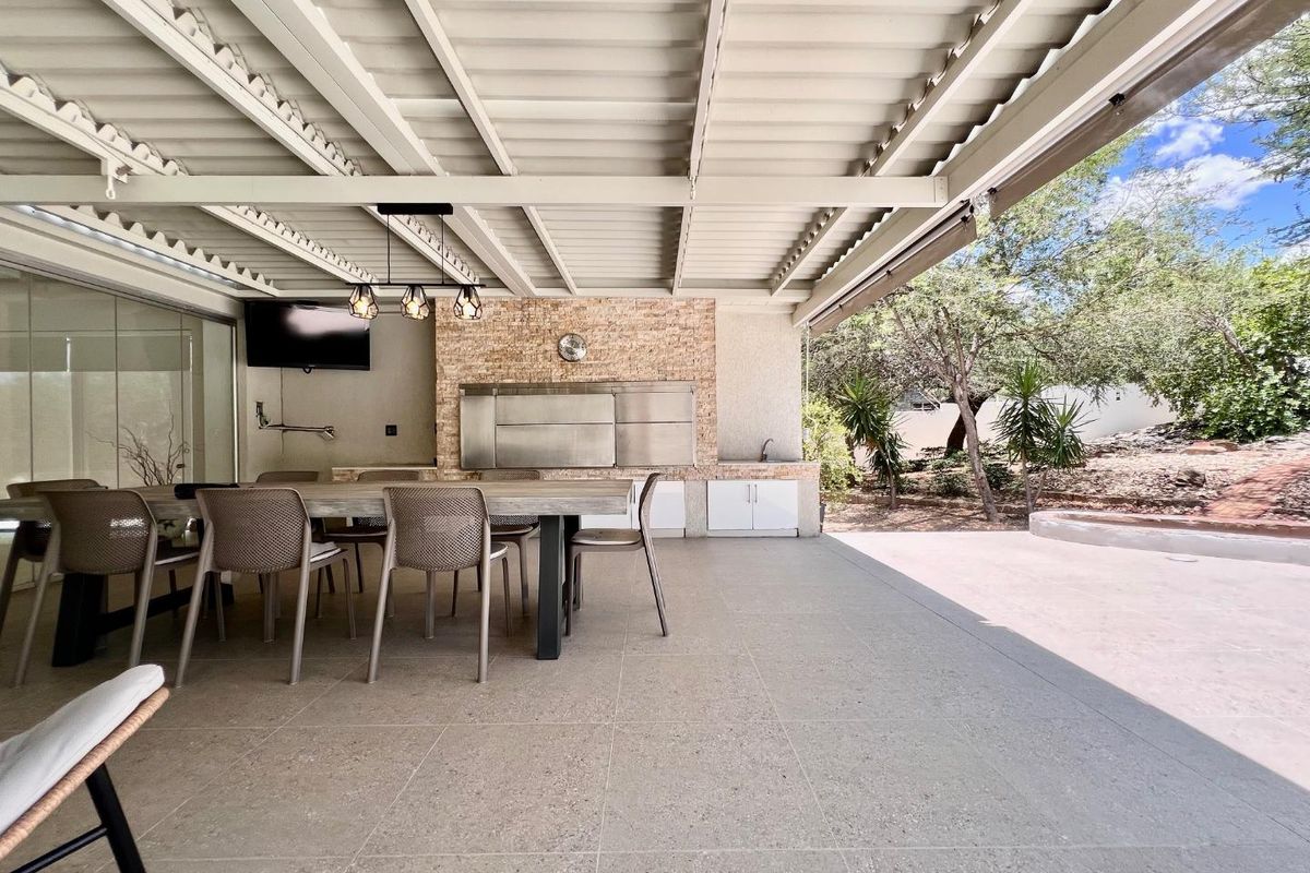 Luxury 4 Bedroom House For Sale in Klein Windhoek - Photo 4