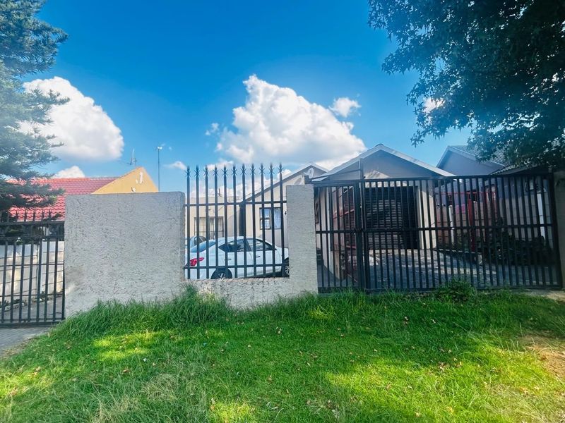 House For Sale in Tulisa Park, Johannesburg - Photo 1