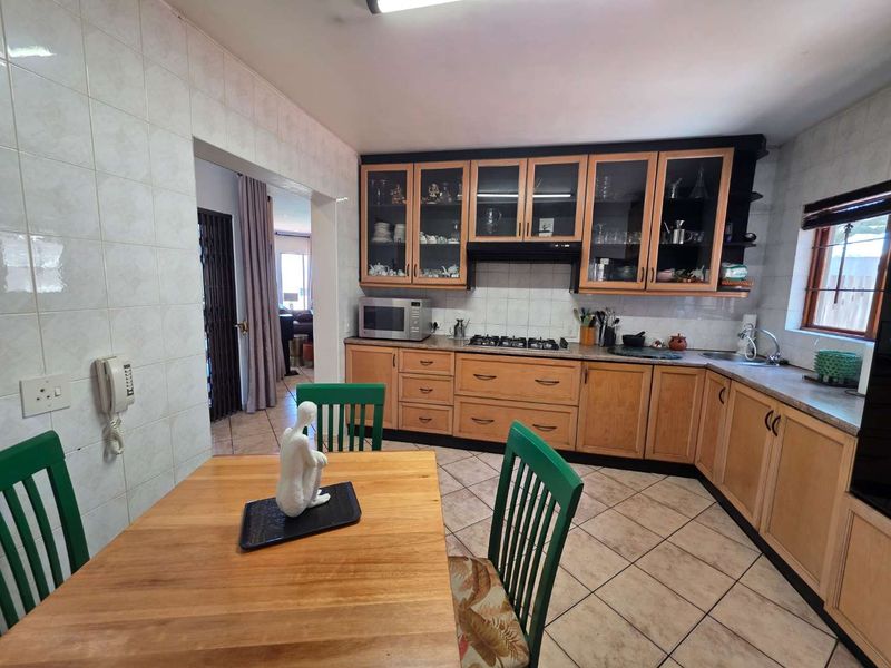 HENDRA - 4 BEDROOM WELL LOVED FAMILY HOME IN UMHLANGA - Photo 10
