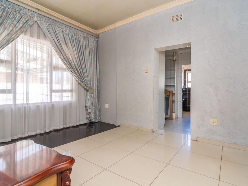 Spacious 4-Bedroom Family Home with Extensive Outbuildings and Modern Amenities - Photo 10