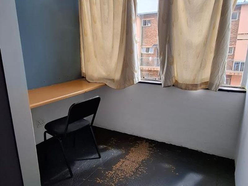 **Charming Shared 2-Bedroom Unit in Quiet Neighborhood – Ideal for Students** - Photo 9