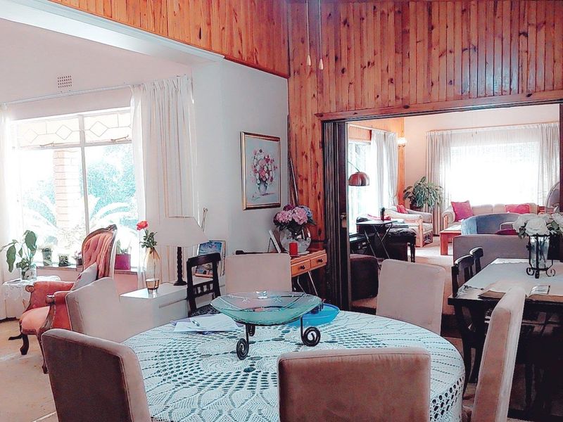 Elegant Family Home with Ample Space - Photo 8