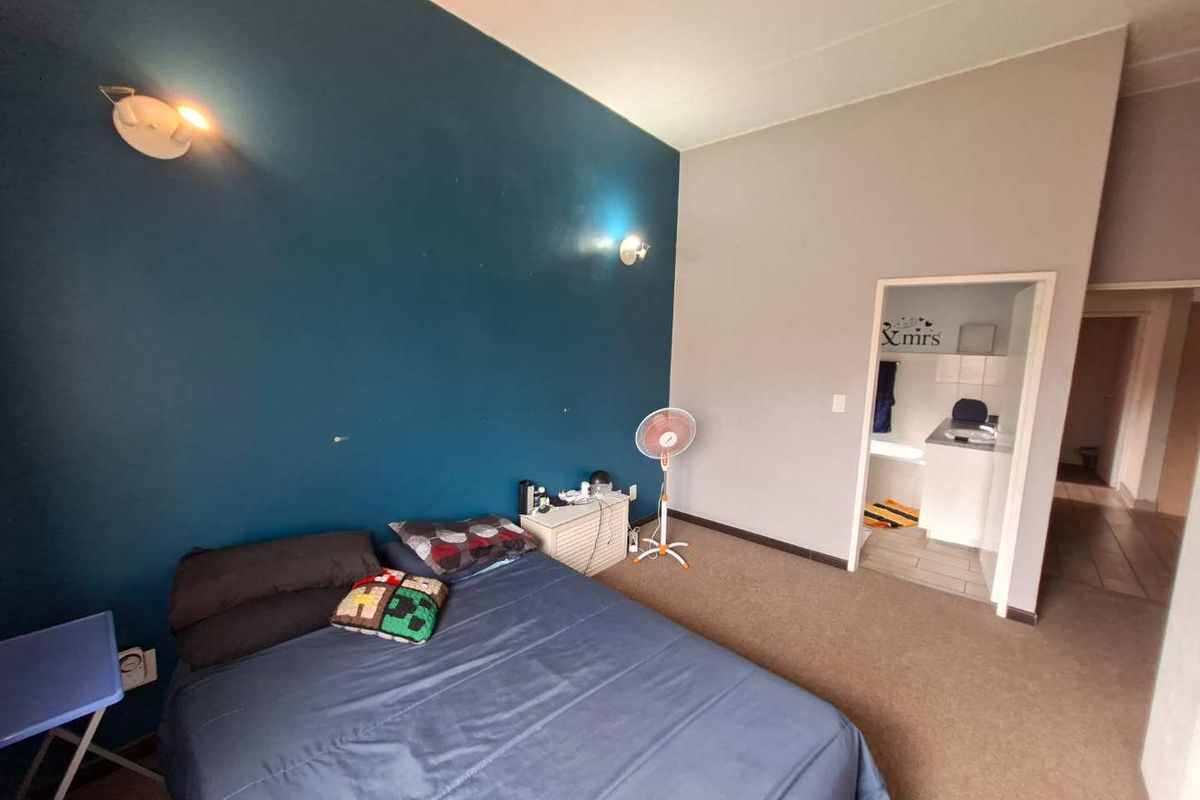 INVESTMENT DREAM OR PERFECT STARTER HOME - Photo 4
