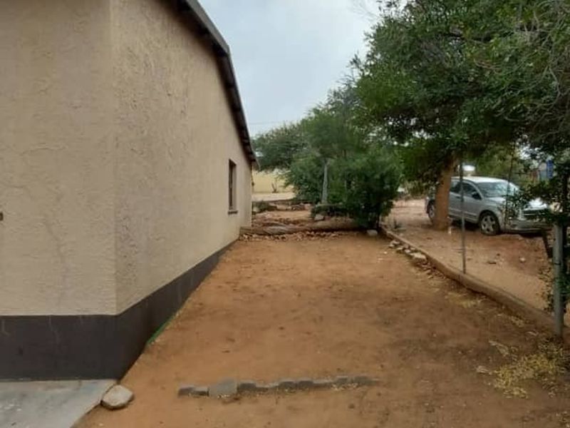 Spacious 3BR Home with Entertainment Area & Ample Parking - Photo 3