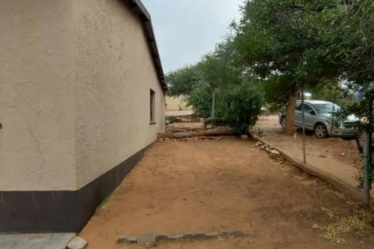 Spacious 3BR Home with Entertainment Area & Ample Parking - Photo 3