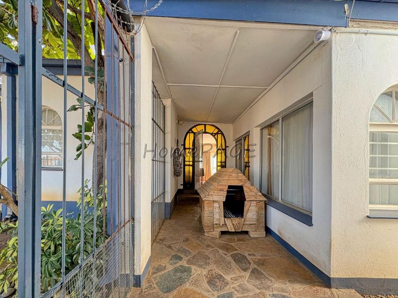 Otjiwarongo:  4 Bedr home with 1 Bedr Flat is for Sale - Photo 6