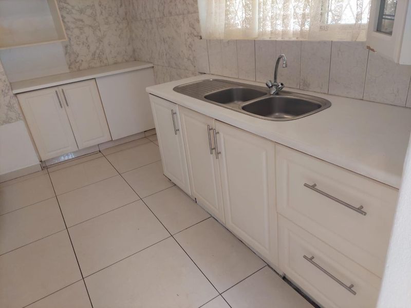 Stunning Family Home in Dove Crescent, Yellowwood Park - Photo 7