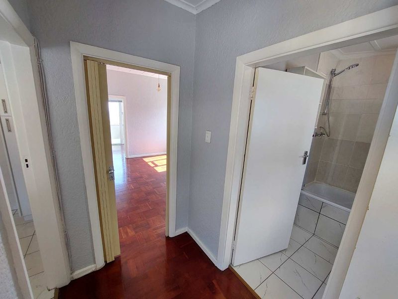 Top Floor Corner Unfurnished One-Bedroom Apartment To Let in Camps Bay! - Photo 9