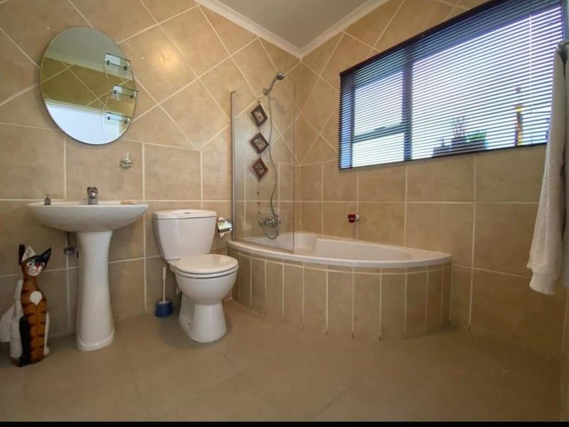 Modern Top-Floor Apartment with Stunning Sunset Views. - Photo 10