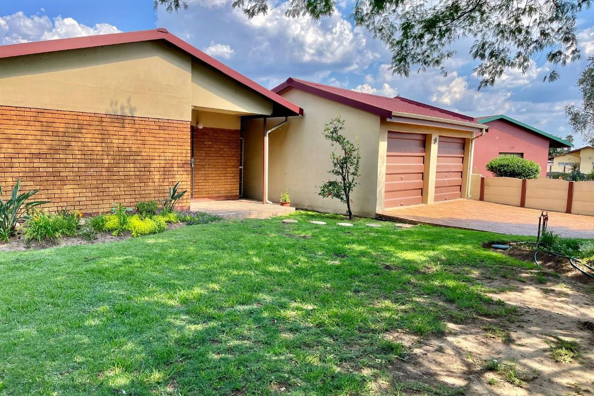Three bedroom house ready to move in, in van Dyk Park - Photo 2