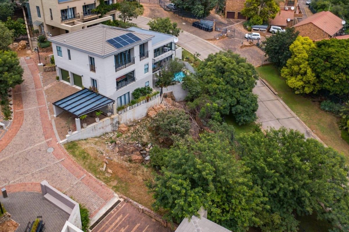 Nestled in a sought-after estate in Pretoria East, this exceptional 431 sqm parcel of land offers a rare opportunity to build your dream home in a setting of timeless beauty. With sweeping, breathtaking views, this is the closest you’ll come to the e - Photo 2