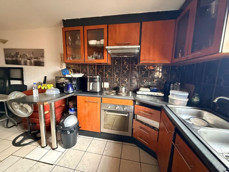 Charming 2BR Apartment: Secure, Spacious, and Central - Photo 3