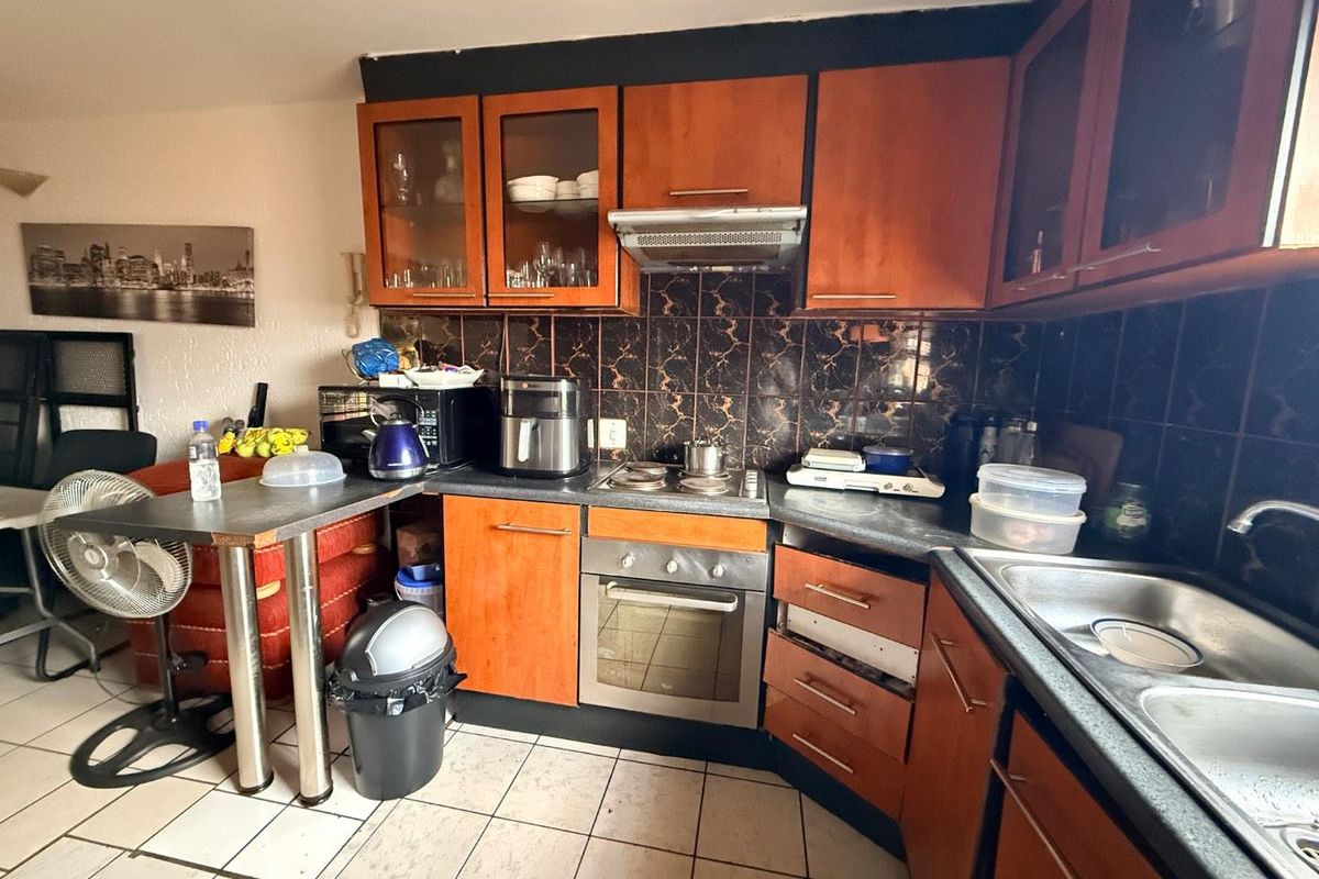 Charming 2BR Apartment: Secure, Spacious, and Central - Photo 3