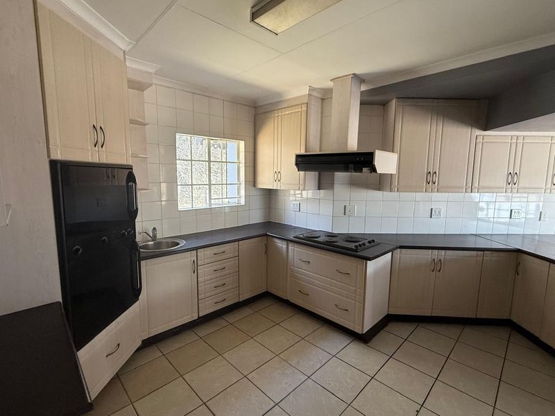 Spacious 4-Bedroom Family Home to rent in tranquil Rynfield AH - Photo 4